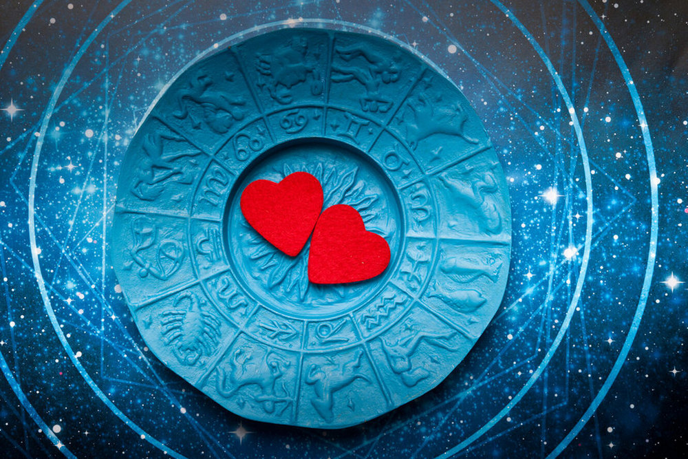 Два сердца в центре зодиакального круга