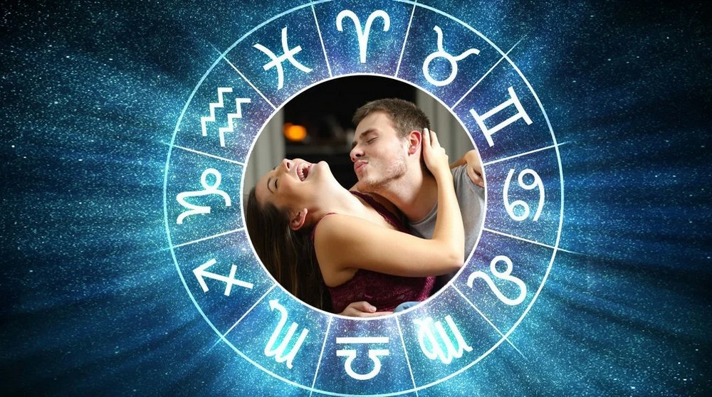 Молодая пара в центре зодиакального круга