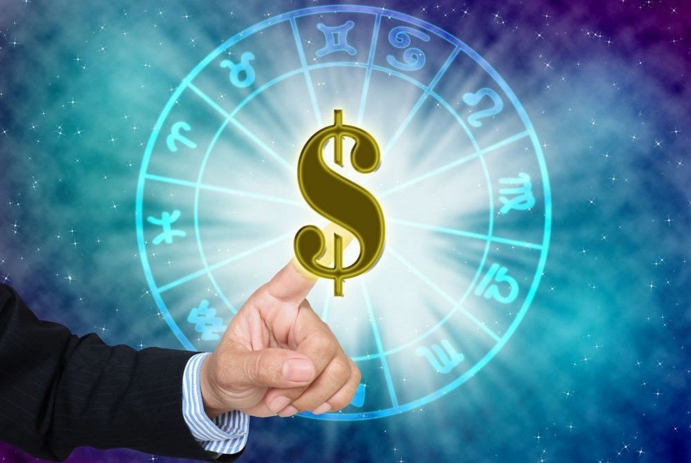 Рука и знак доллара в центре астрологического колеса