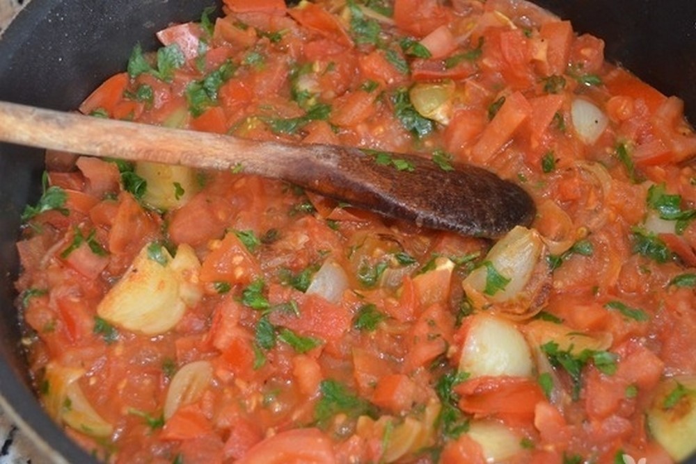 Мелко нарезанные тушеные овощи на сковороде