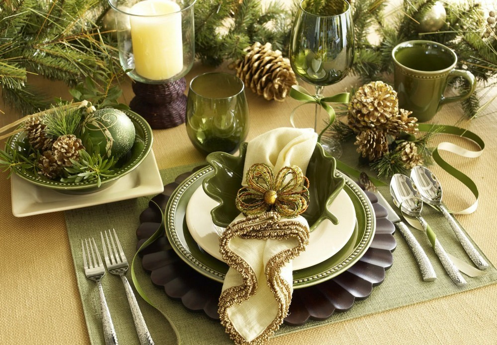 Новогодний декор, столовые приборы на столе, салфетка на тарелке