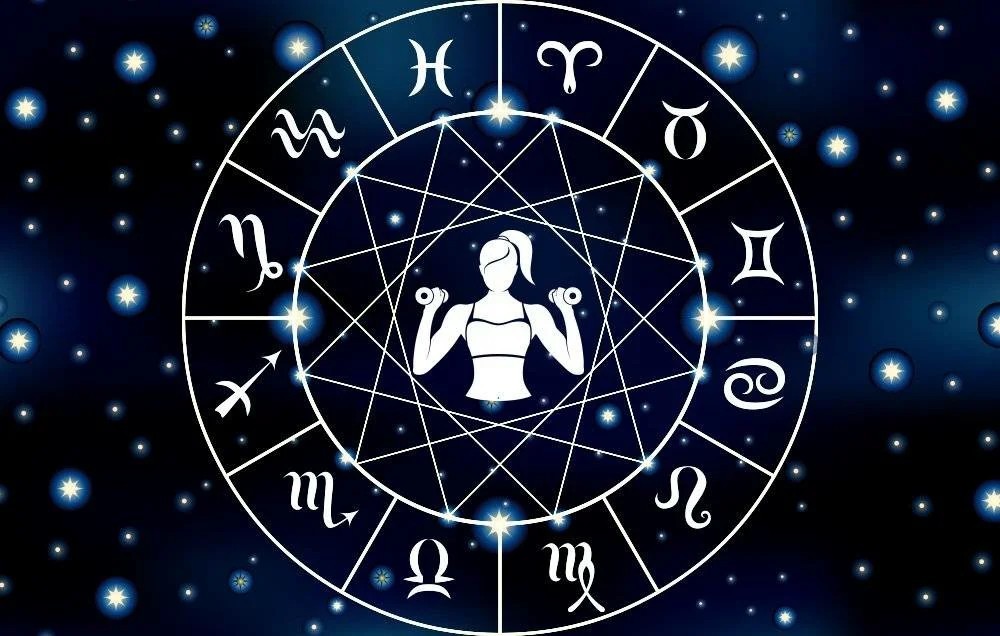 Тень девушки с гантелями в центре зодиакального круга
