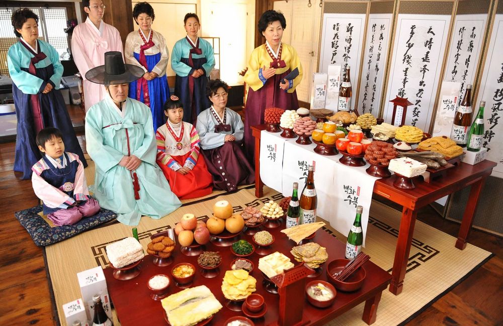 Корейская семья возле праздничного стола