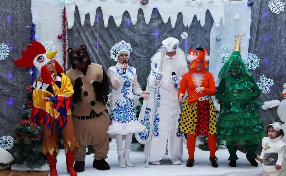 Дед Мороз со Снегурочкой и переодетые персонажи