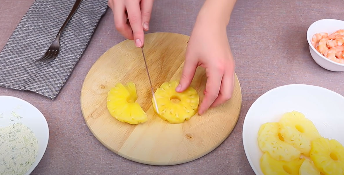 Пошаговый рецепт "Канапе с ананасом и креветками" - шаг 5