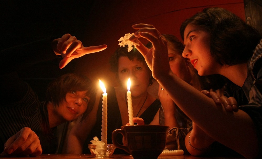 Девушки возле свечей