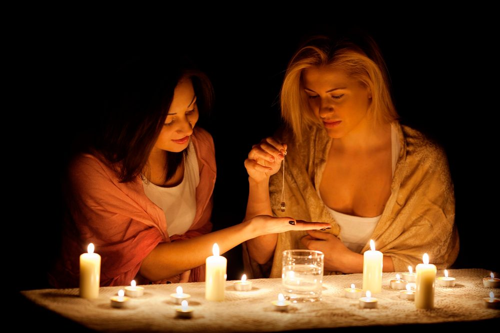 Девушки за столом со свечами