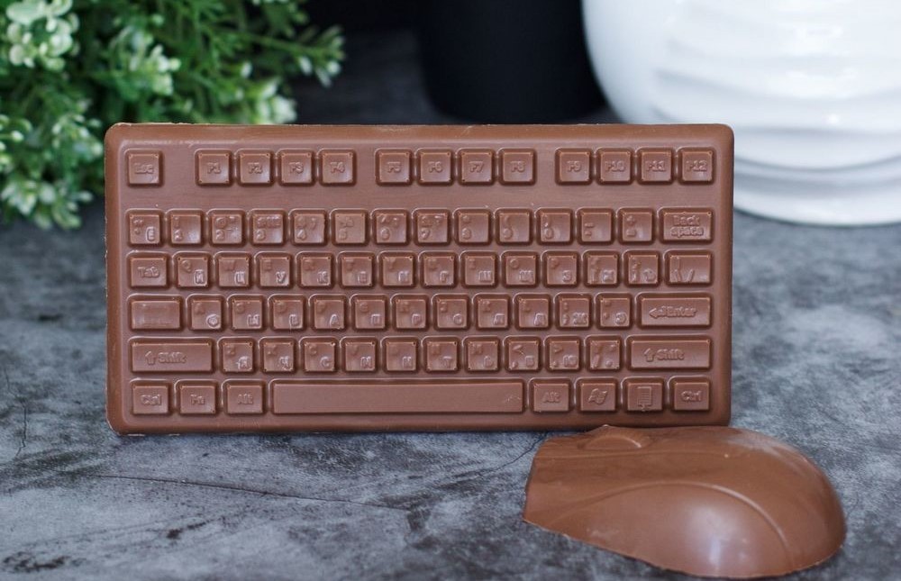 Компьютерная клавиатура и мышь из шоколада