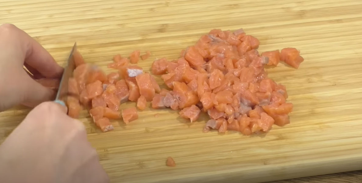 Новогодний салат с красной рыбой - пошаговое приготовление - шаг 3
