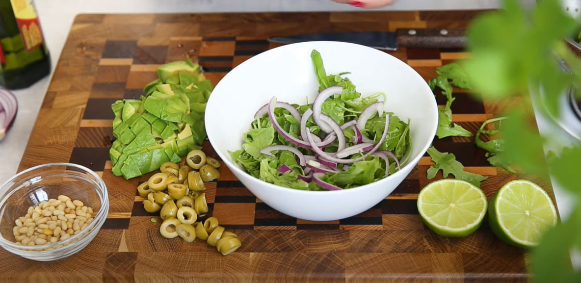 Салат с тунцом и авокадо - пошаговое приготовление - шаг 4
