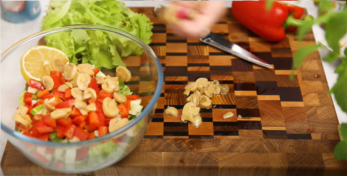 Салат с красной рыбой и маринованными грибами - пошаговое приготовление - шаг 4