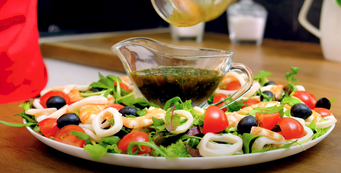 Салат с кальмарами, креветками и особым соусом на Новый Год 2025