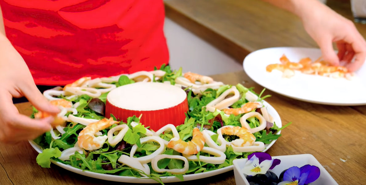 Новогодний салат с морепродуктами - пошаговая инструкция - шаг 7