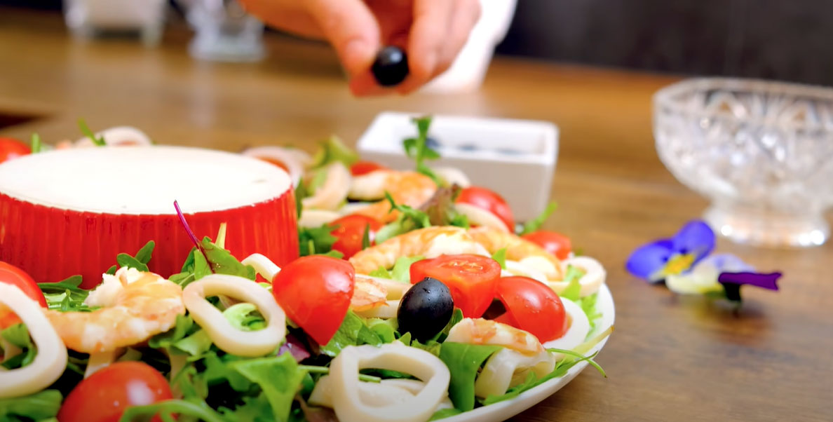 Новогодний салат с морепродуктами - пошаговая инструкция - шаг 8