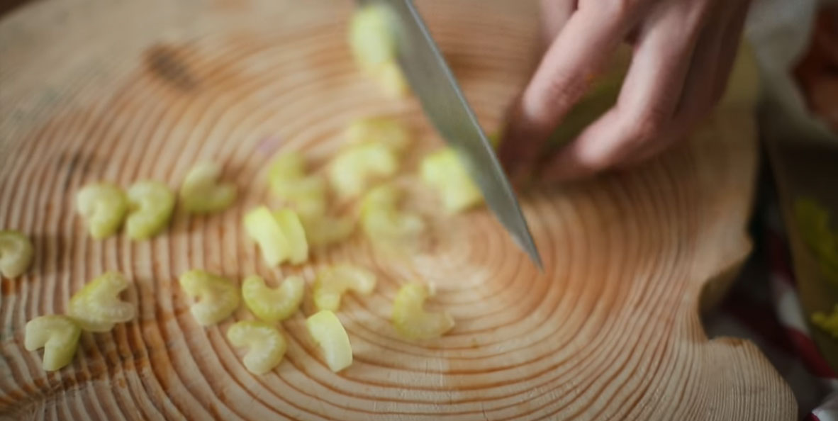 Салат с креветками и мандаринами - пошаговое приготовление - шаг 2
