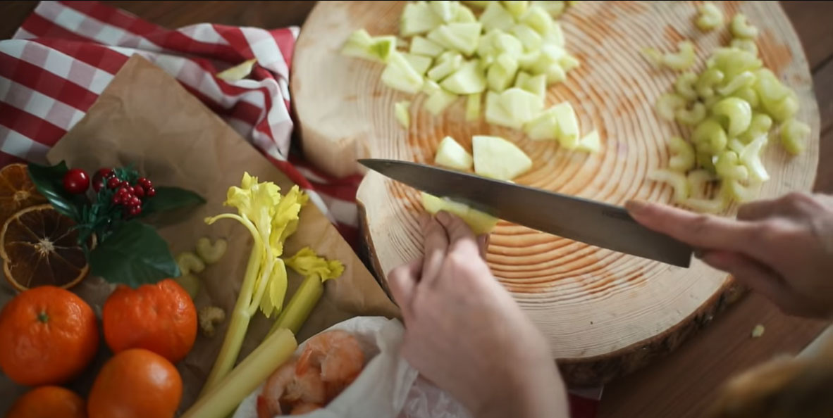 Салат с креветками и мандаринами - пошаговое приготовление - шаг 3