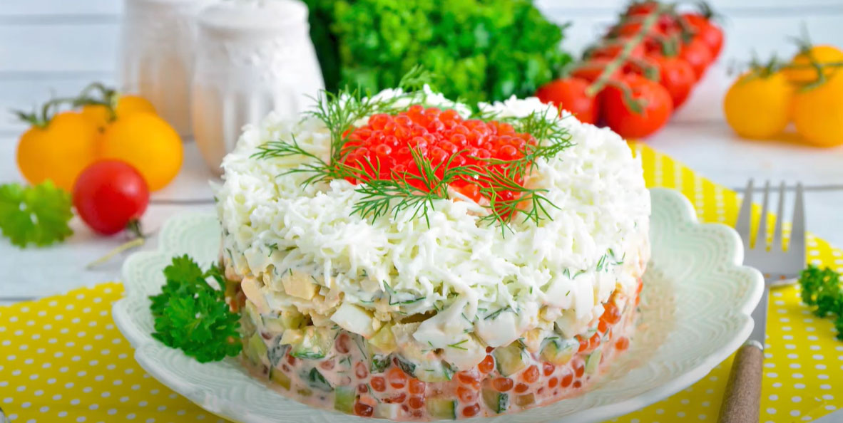 Вкусный салат с морепродуктами и красной икрой на Новый Год 2025