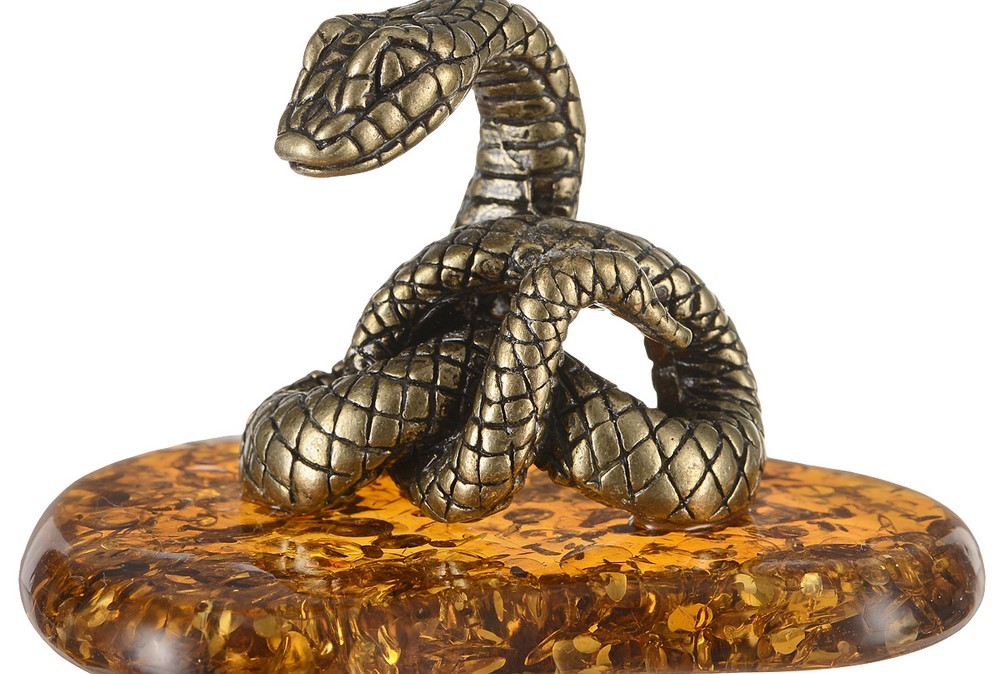 Сувенир в виде змеи на подставке
