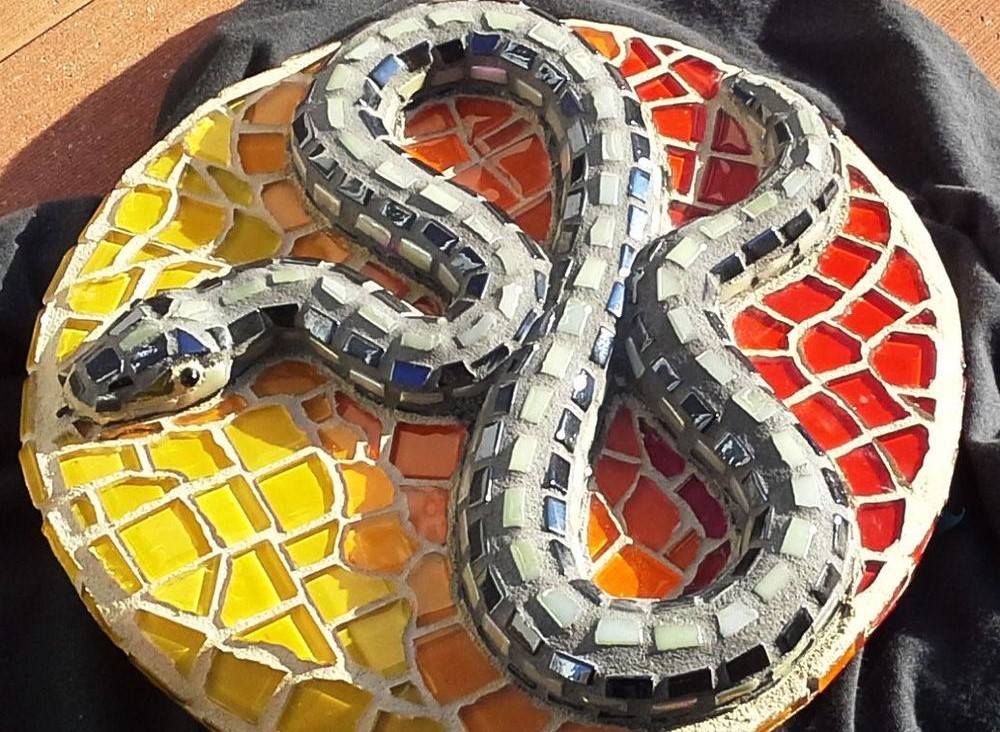Змея из керамической мозаики