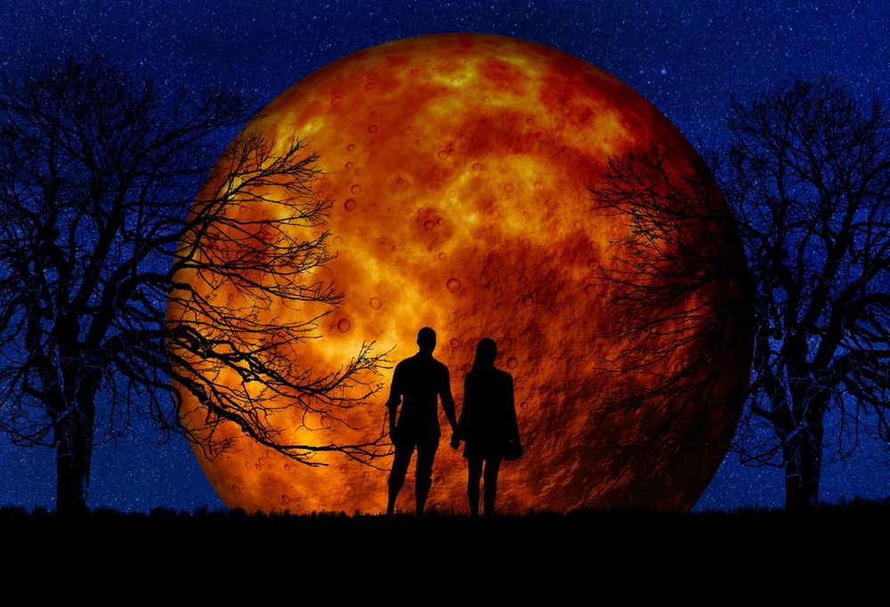 Тень молодой пары на фоне луны