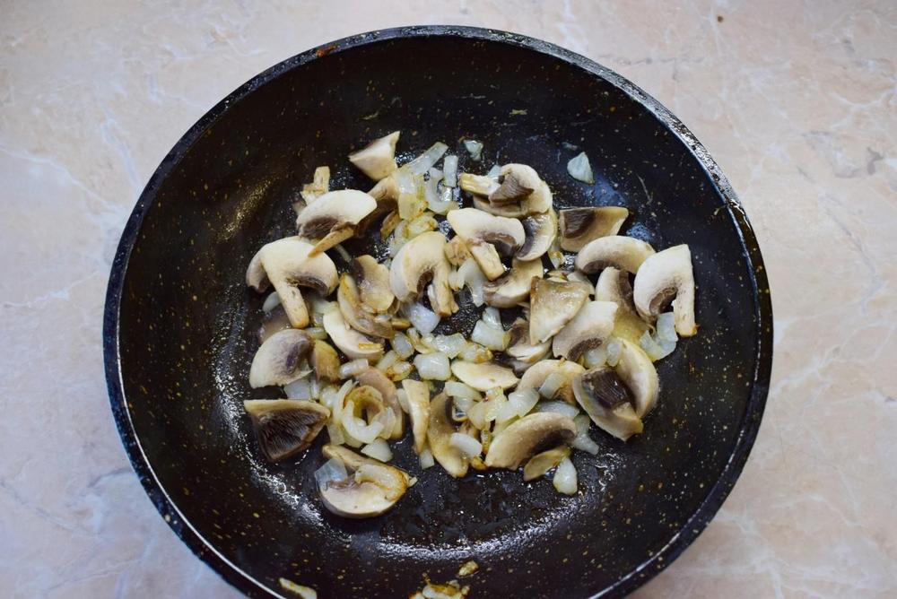 Жареный лук и грибы на сковороде