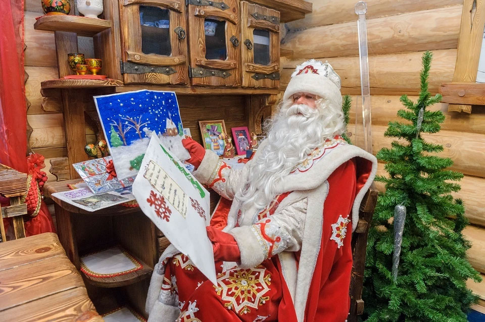 Дед Мороз читает письмо от ребенка