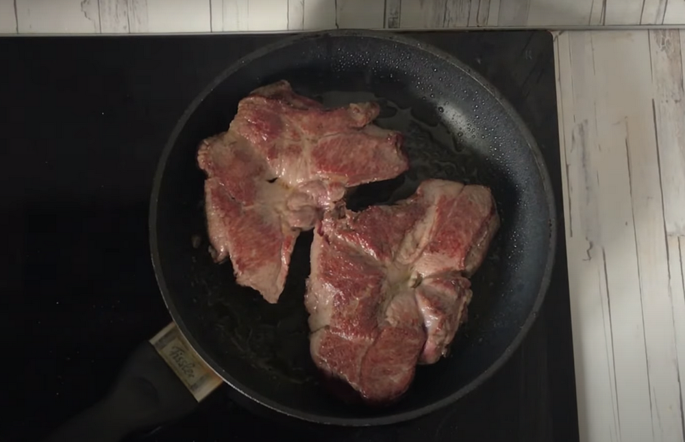 Жареные куски мяса на сковороде