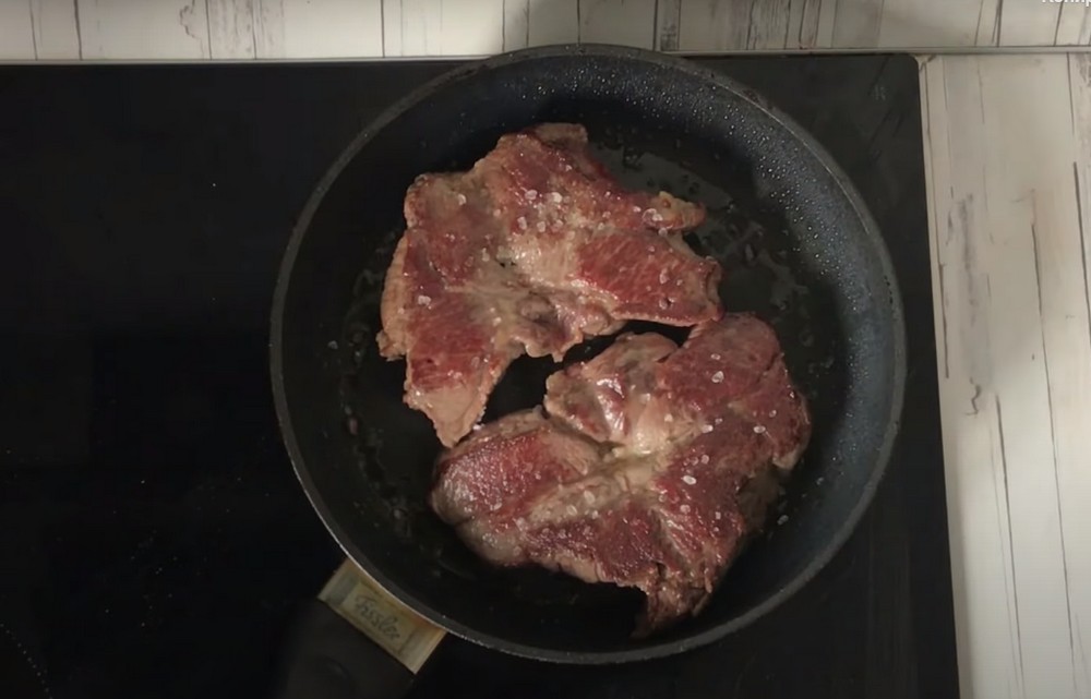 Жареное мясо с крупной солью на сковороде