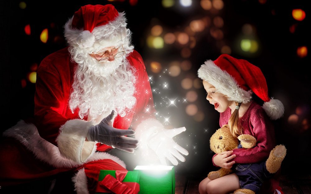 Дед Мороз и девочка возле подарочной коробки