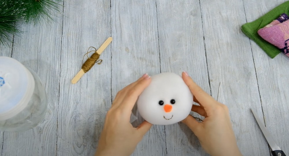 Голова снеговика в руках