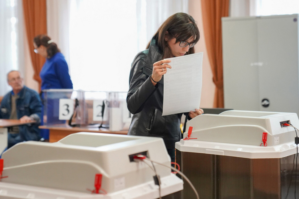 Девушка на выборах с голосом