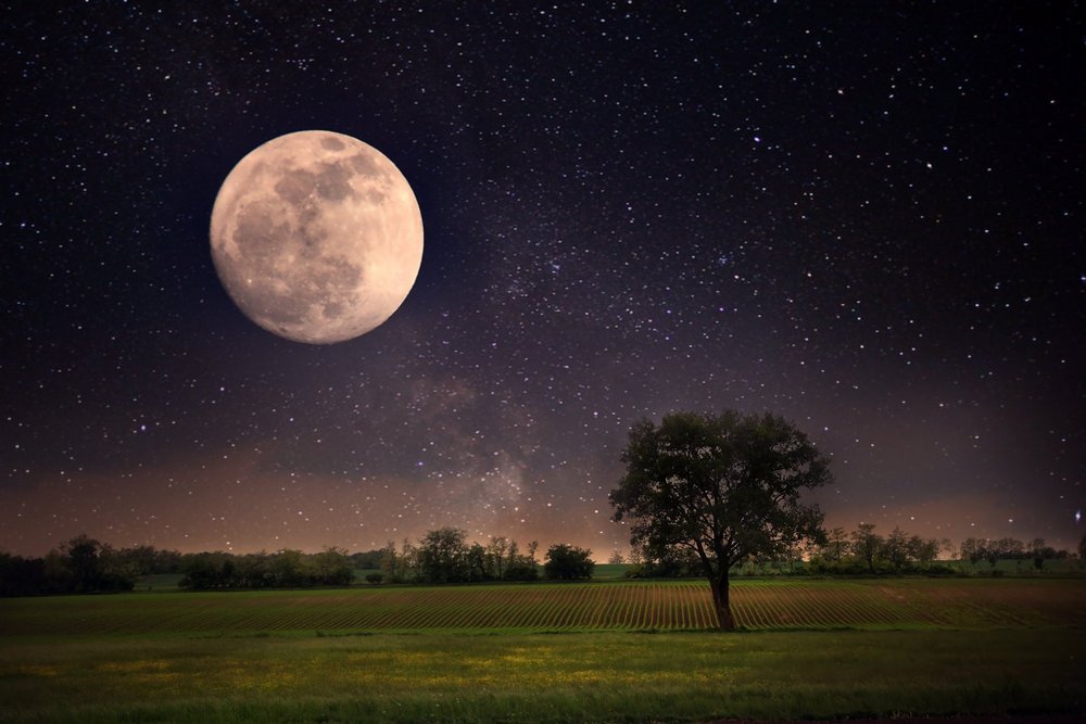 Луна на фоне звезд над полем