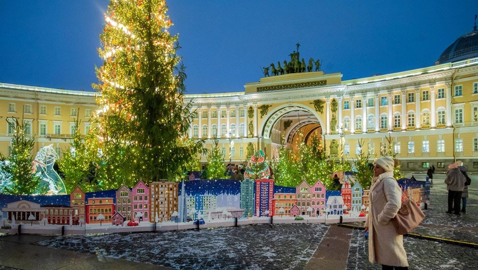 Рождественская ярмарка на Дворцовой площади в Санкт-Петербурге